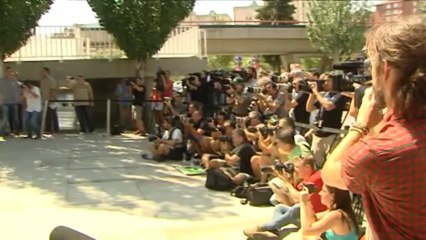 "Tata" posa junto al escudo acompañado de Sandro Rosell