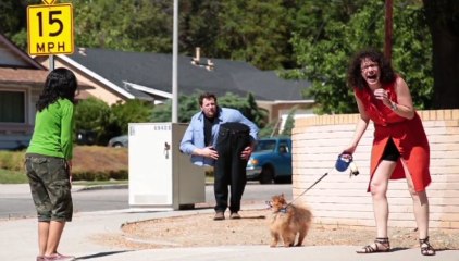 Un magicien coupé en deux terrorise les passants !