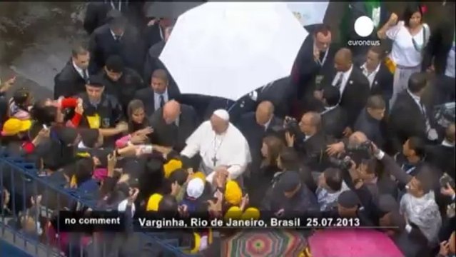 Le pape François dans une favela de Rio de... - no comment
