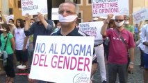 UominiDonneBambini in piazza imbavagliati contro il ddl antiomofobia rispettare la libertà d’opinione
