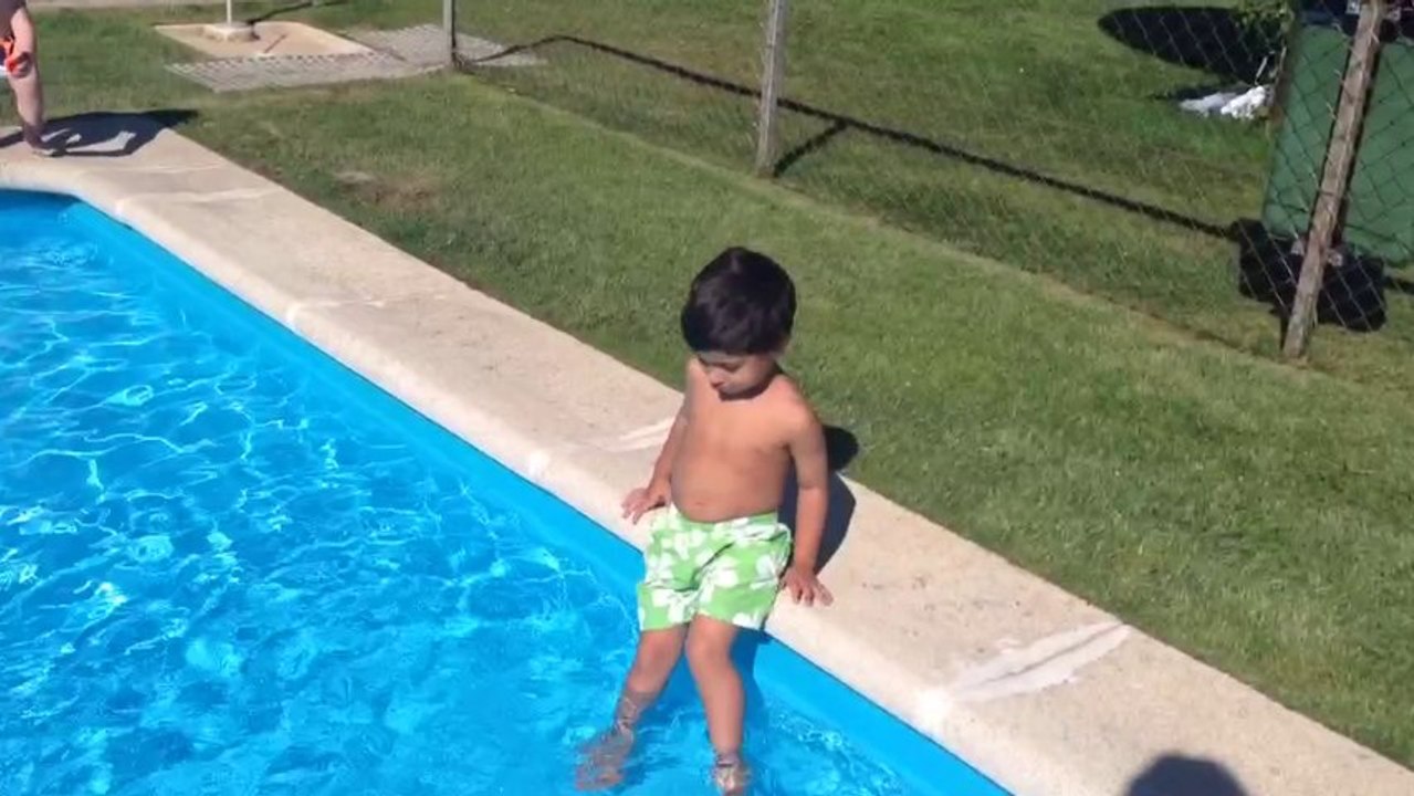 alex en la piscina