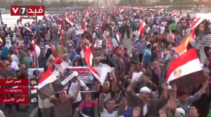 طائرات الجيش تلقى الأعلام والهدايا على متظاهرى التحرير