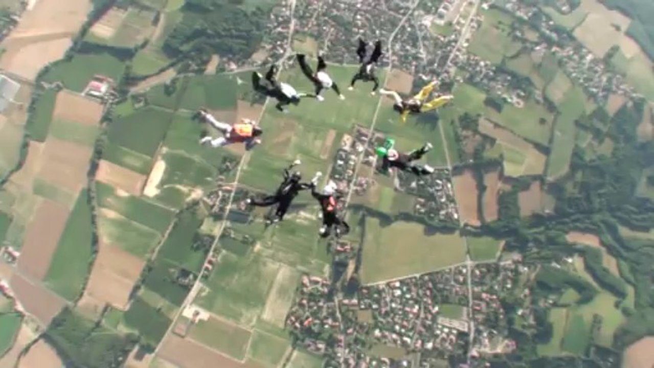 PARACHUTISME – RASSEMBLEMENT FEMININ NATIONAL 2013 : VOL RELATIF A 8 "Saut 1 27juillet2013"