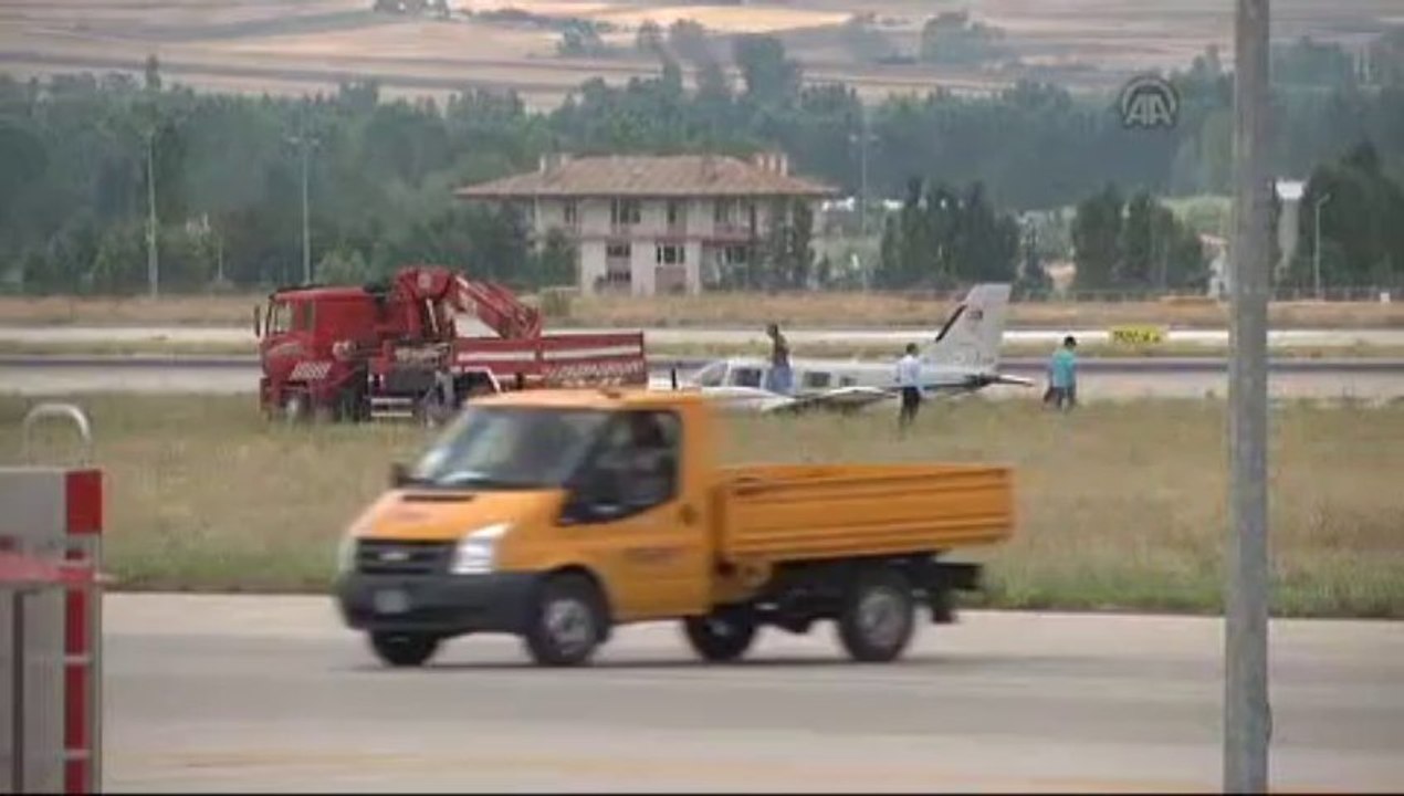 Eğitim uçağı gövde üzerine iniş yaptı
