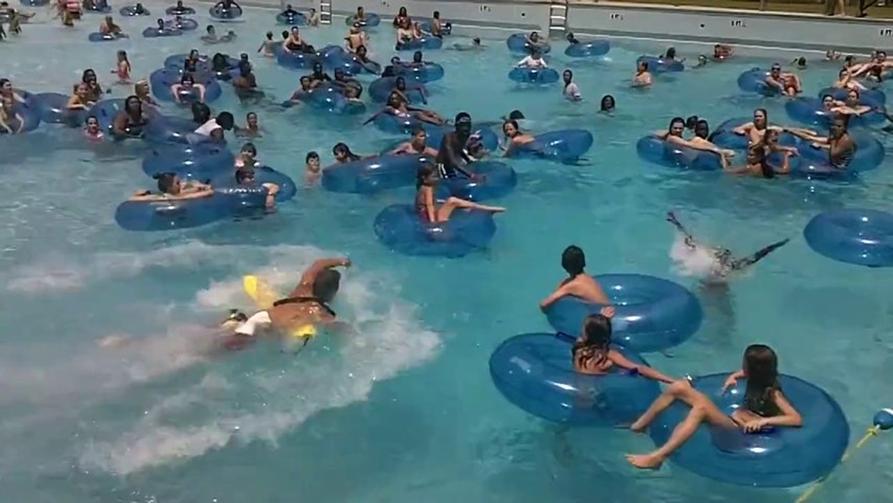 Un maître-nageur sauve une petite fille en train de se noyer