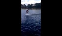 Accident de skimboard - le gars se prend le bateau en pleine face