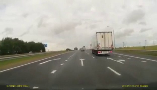 Il s'endort au volant et explose les voitures d'en face!