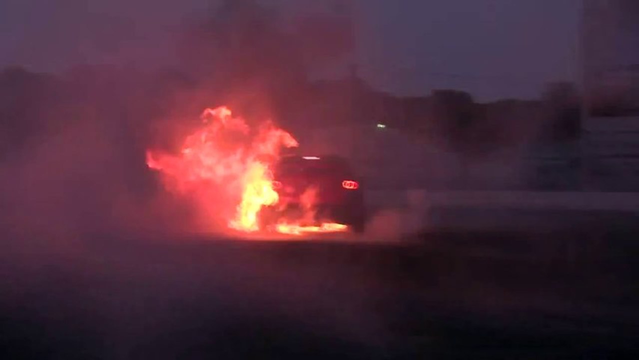 Une voiture prend feu pendant des drifts
