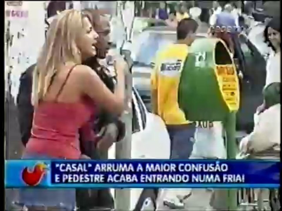 Pegadinha do João Kleber -  Mulher acusa pedestre de amante no meio da rua