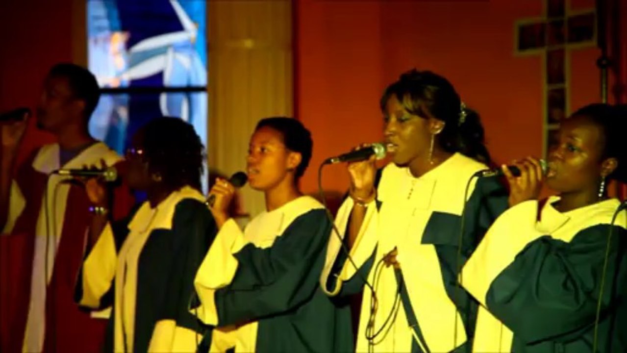 HOLY HOLY.... praise Him and lift Him up/  GOSPEL SINGERS MK