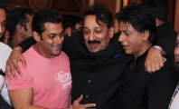 Uncut:Salman Khan, Shah Rukh Khan Hug Each Other at Mumbai iftar party