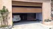 Porte de garage sectionnelle plafond G60 Trend, faux bois, motorisée et posée par APG Accès Portes de Garage