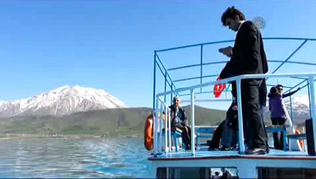 Van Gölü renk değiştiriyor