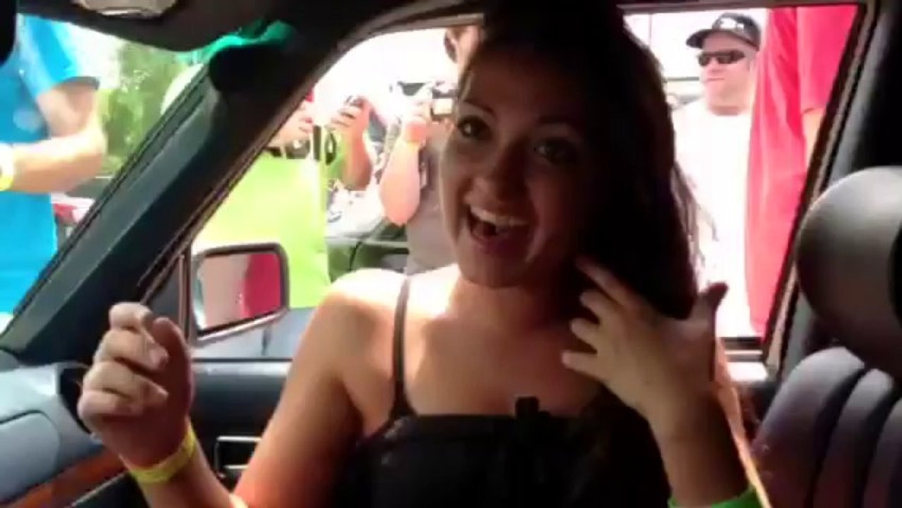 Fille prend son pied avec les basses d'une voiture