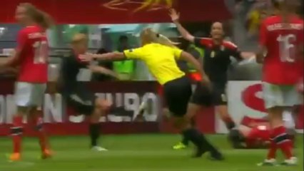 Rønning (Noruega) lanza el penalti y lo detiene Angerer (Alemania)