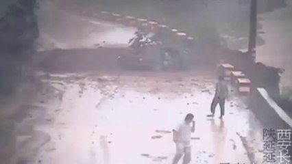 Voiture ensevelie sous un glissement de terrain