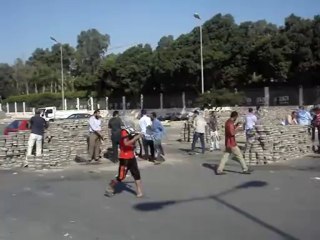 أعضاء الإخوان يكسرون الأرصفة لإقامة حاجز بطريق النصر