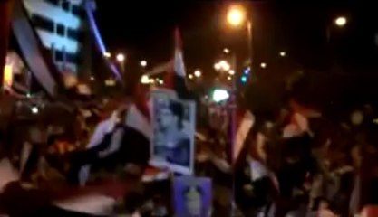 مظاهره ليليه أمام ديوان عام الإسماعيليه تأيدا للجيش "