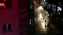 Tek Başına Kalan Genç Kıza Girişen Polis Grubu - İzmir