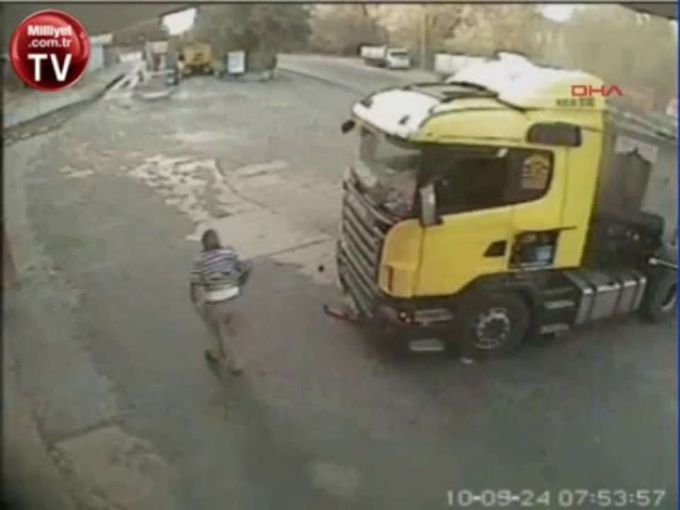 Tır kazasında şoför camdan düştü