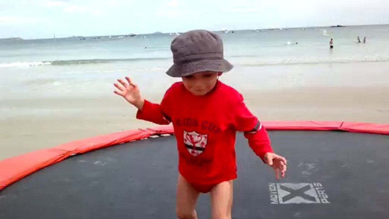 Trampoline sur la plage