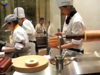 Japanese Baumkuchen cutting - JapanRetailNews