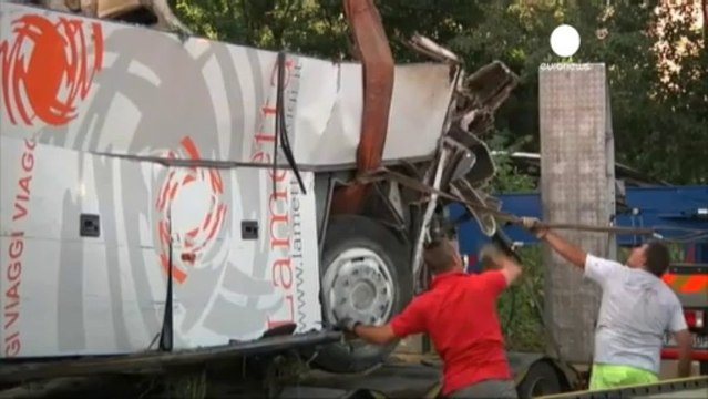 Autobus precipita dal viadotto: sono 38 i morti