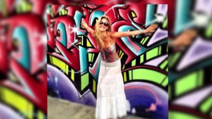 Bar Refaeli profite de ses vacances à Ibiza