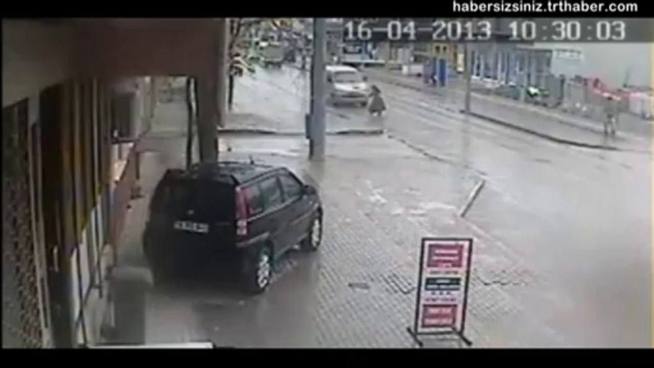 Hızla Giden Araba Yaşlı Teyzeye Çarptı