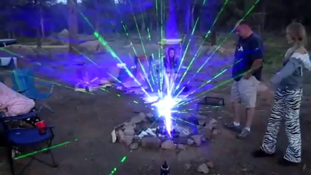 Comment ouvrir le portail de Stargate lors d'un feu de camp !? Lasers & fans de SF aux USA !!