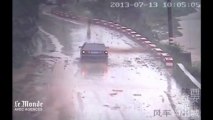 Des images de vidéosurveillance montrent la violence des inondations en Chine