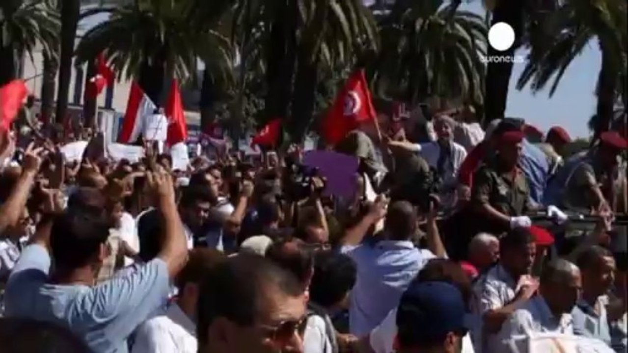 Army block of square in Tunis after confrontation...
