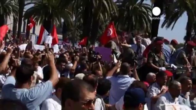 Tunisia, proteste a Tunisi: riunione di crisi per il governo