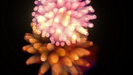 Un feu d'artifice filmé en utilisant la technique du bokeh.