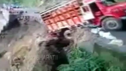 Uttarakhand Flood - Truck falling from Hills - Heavy rains wreak havoc north India - HD