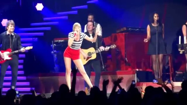 You're So Vain - Taylor Swift and Carly Simon - Gillette Stadium