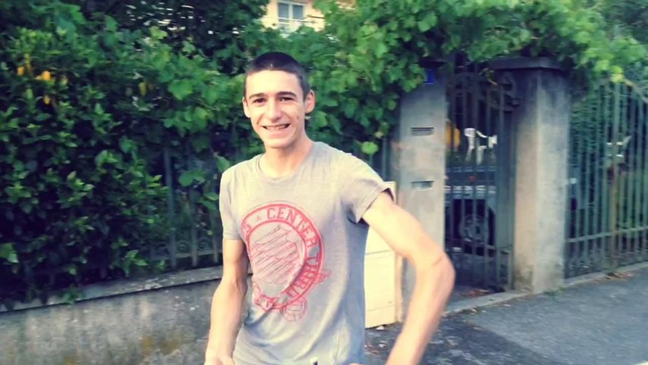 Incroyable !! On lui lance sa casquette et il la rattrape sur sa tête !