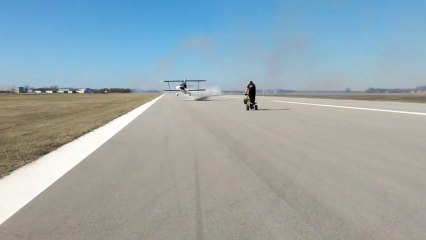 200mph Plane fly-by within feet of person