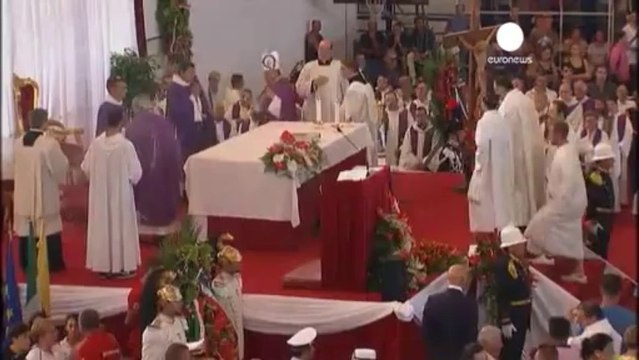 Strage del bus in Irpinia: i funerali, tra il dolore dei...