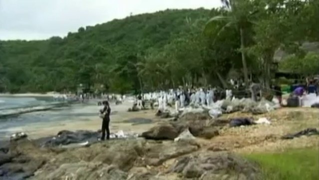 Oil spill in Thailand reaches tourist beaches