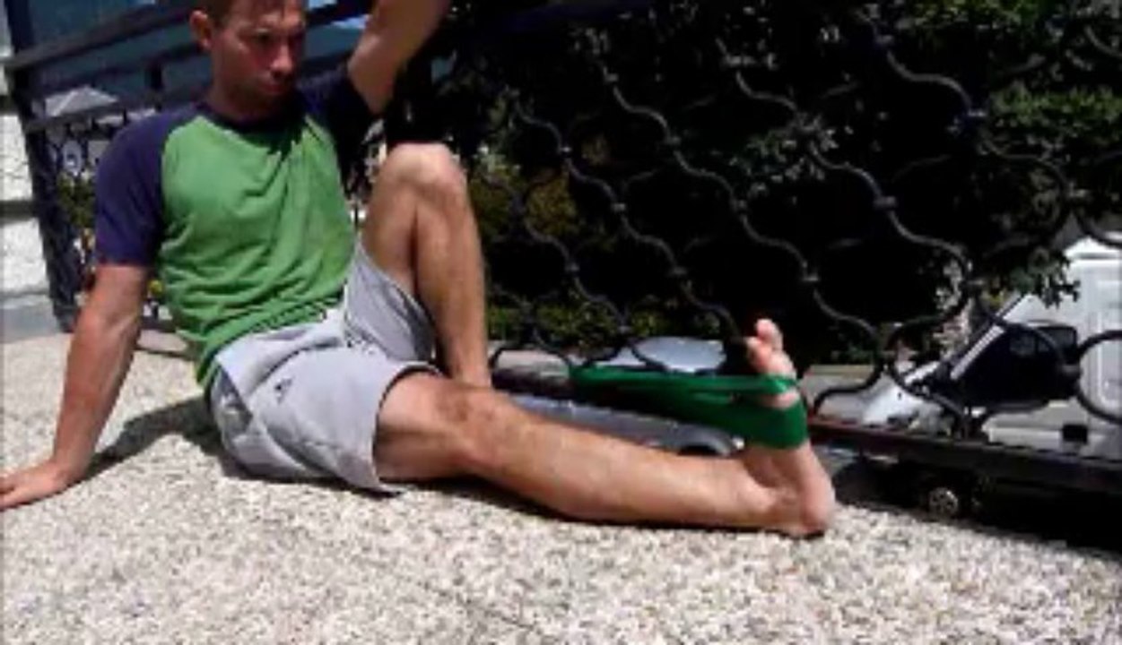 W de pieds elastique assis