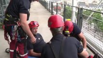 Simulation de l'évacuation d'une victime par tyrolienne à Paris