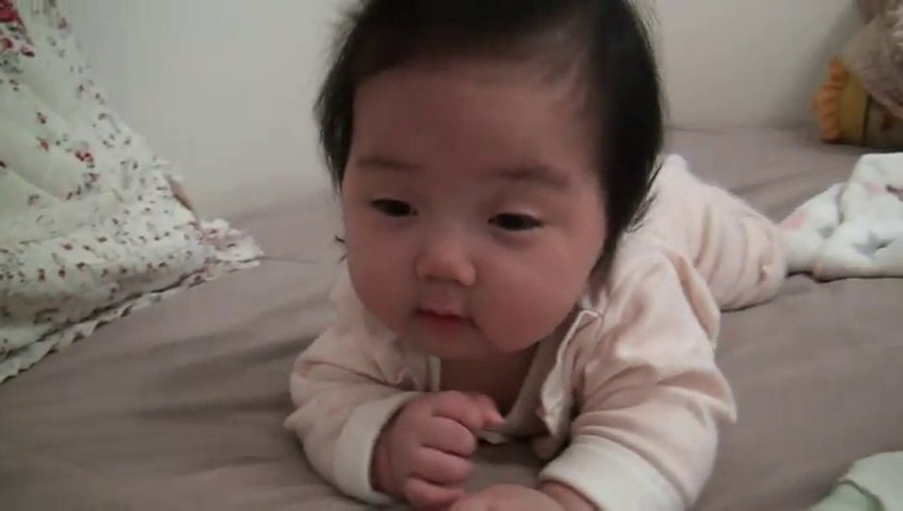 Le bébé le plus mignon du monde - Même au réveil il sourit!