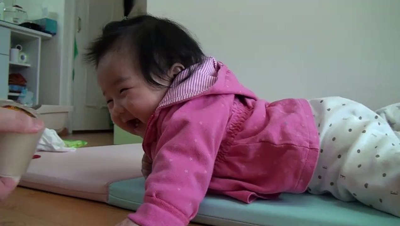 La petite Yerin est pliée de rire chaque fois que sa mère déroule du scotch. Ahh les bébés!