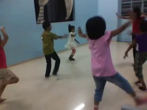 Cute kids dancing to bollywood song dhinka chika from the film Ready