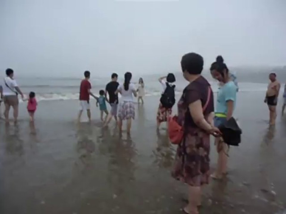 Meïline et son pére prennent un bain de pieds à Qingdao