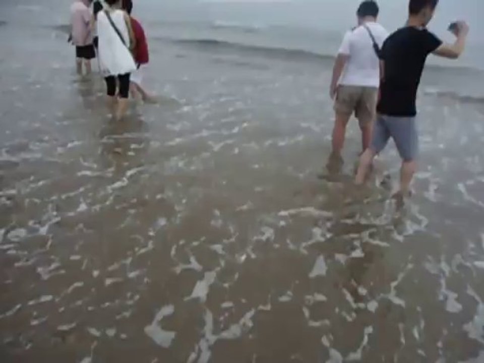 Meïline et son papa reprennent un bain de pieds....