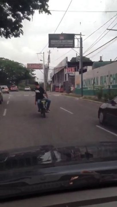 Accident d'un motard qui roule sans tenir le guidon