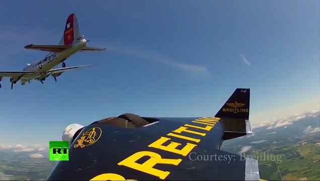 Enorme : L'homme volant, Jetman à coté d'un avion, B17 bomber.