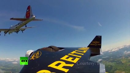 Enorme : L'homme volant, Jetman à coté d'un avion, B17 bomber.